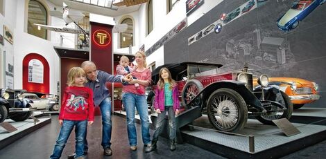 Automobilausstellung mit Familie Automobilausstellung mit Familie